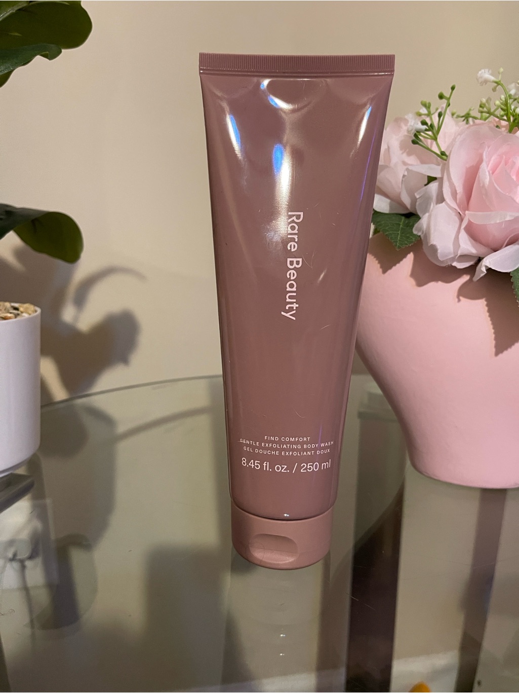 Rare Beauty Gentle Exfoliating Body Wash - Mauve Pink Tube